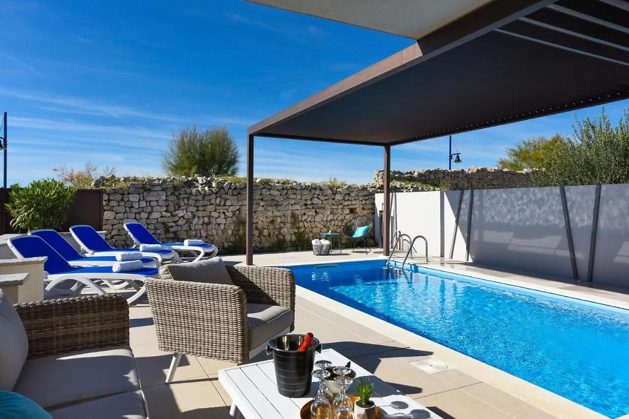 Villa La Thalia Nin